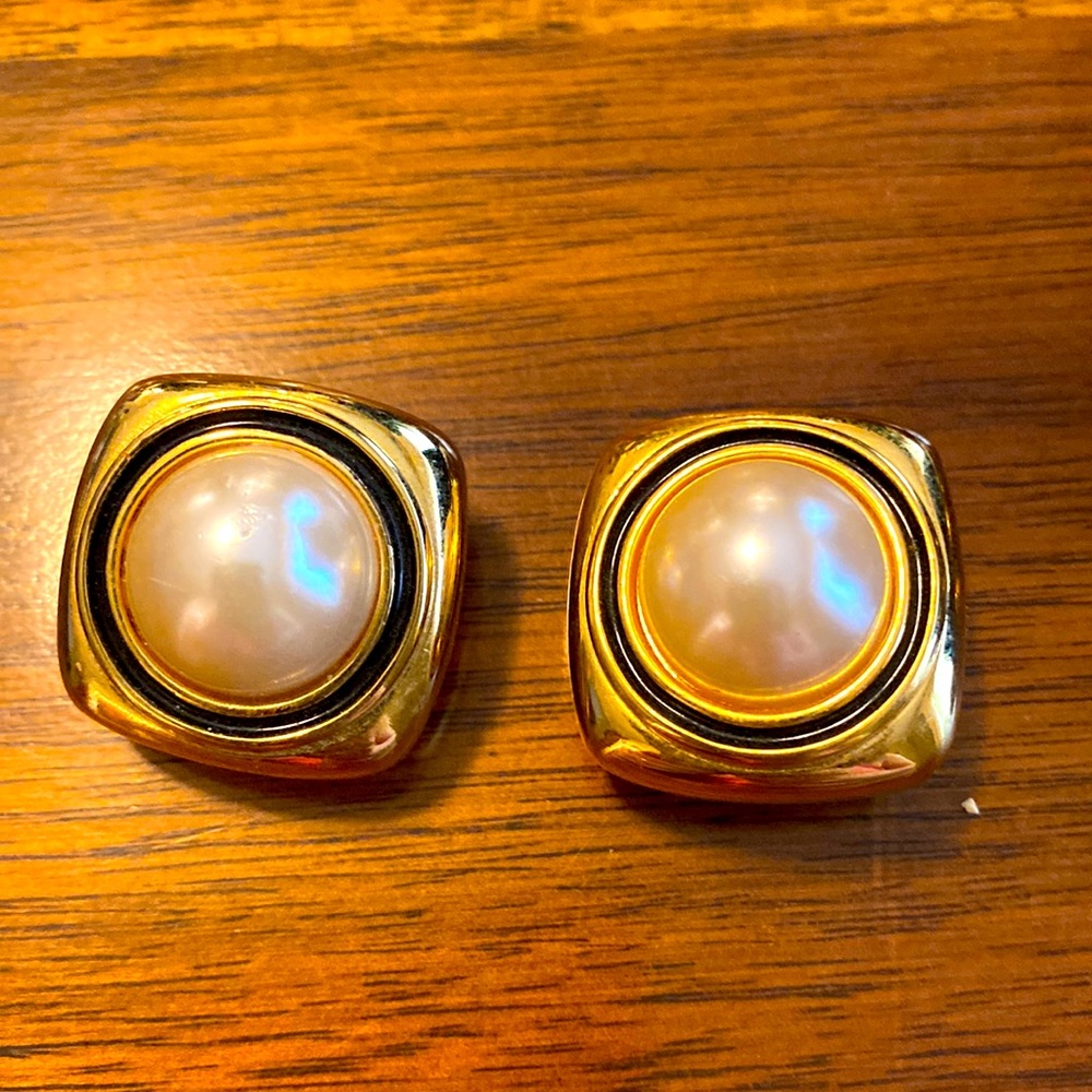 Joan Rivers classic pearl clip earrings